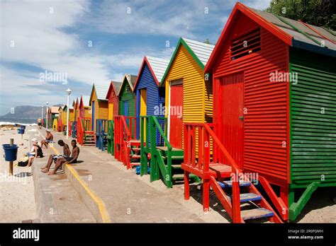  Muizenberg Beach: Bờ Biển Ngổ Ngáo Với Những Nhà Cột Mạch Sặc Sỡ!