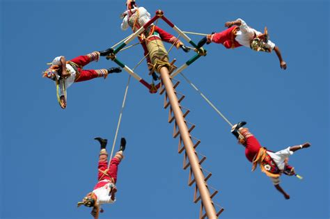  Voladores de Papantla! Những Biểu Diễn Mạo Hiểm Vượt Trên Bầu Trời Mesoamerica